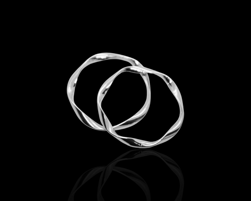 Кольцо крученое среднее; цвет серебро, 33мм